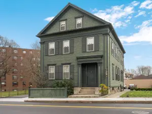 Lizzie Borden House (A Bed and Breakfast & Museum)