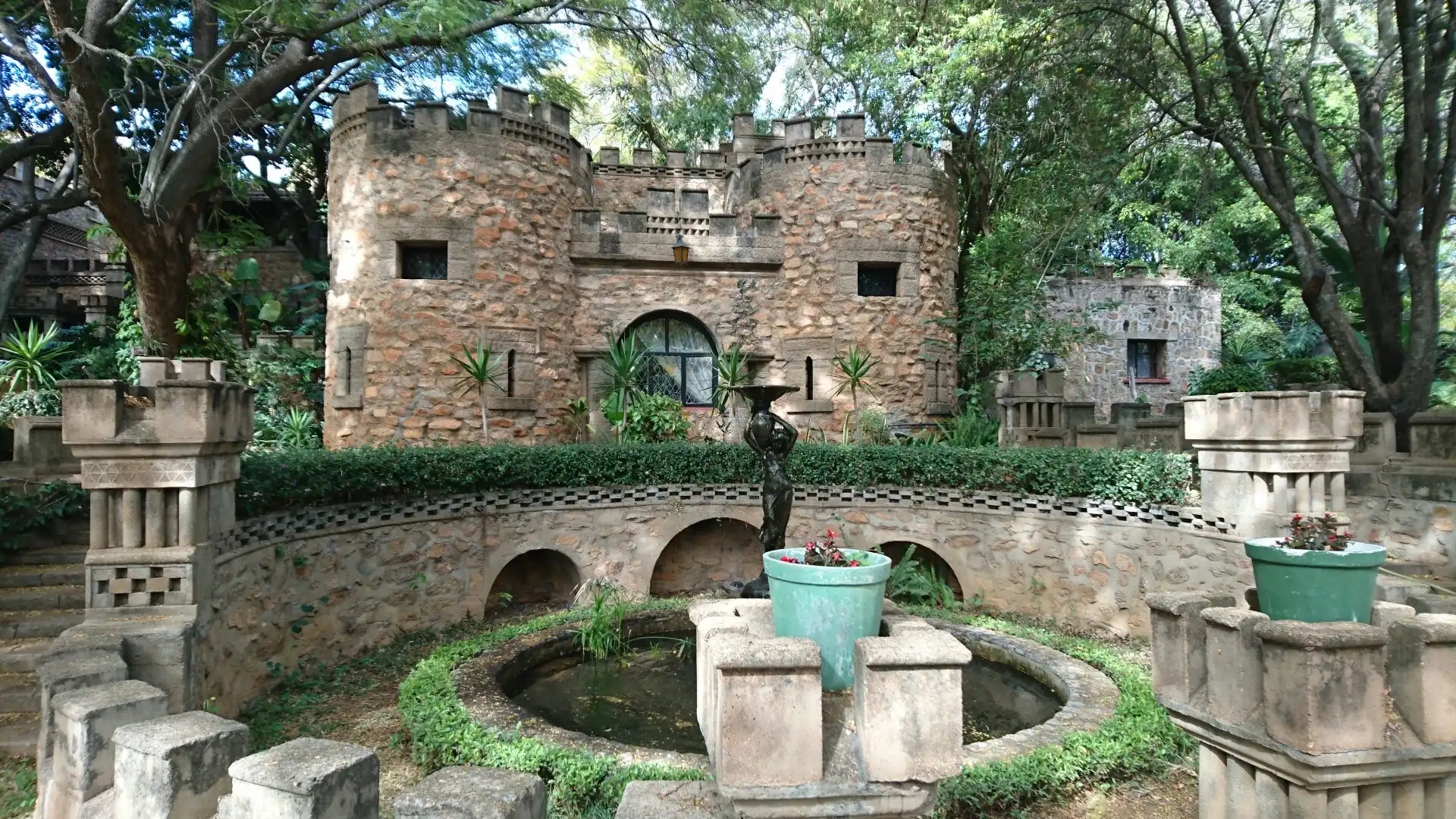 Hotels near Nesbitt Castle