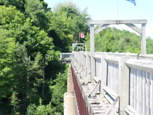 Menesetung Bridge