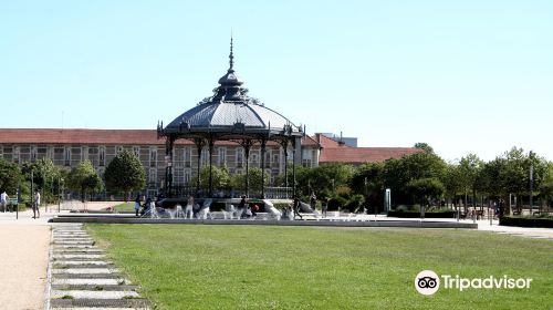 Champ de Mars et Kiosque Peynet