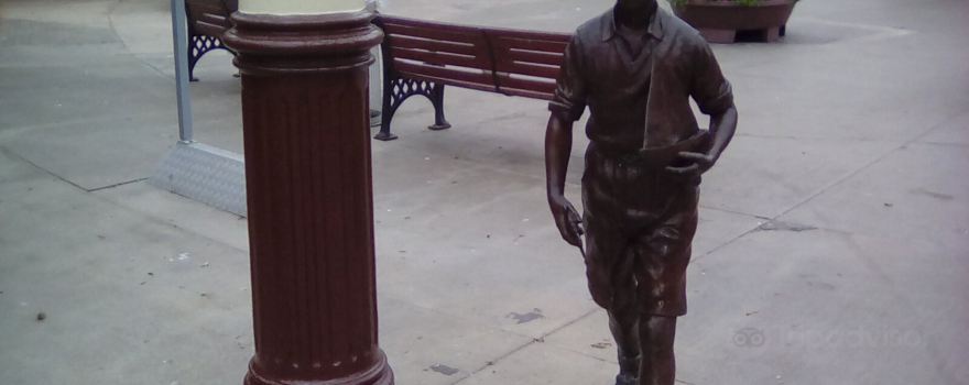 Bobby Statue