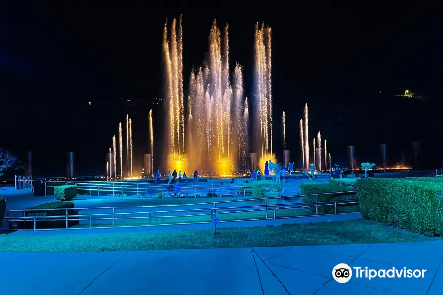 Branson Landing Fountain Show