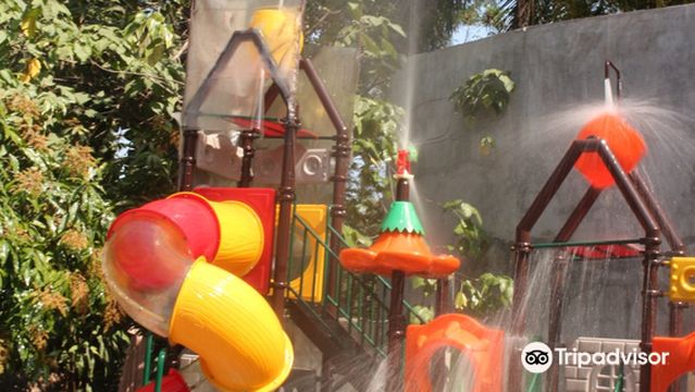 La Pistoche swimming pool and bar