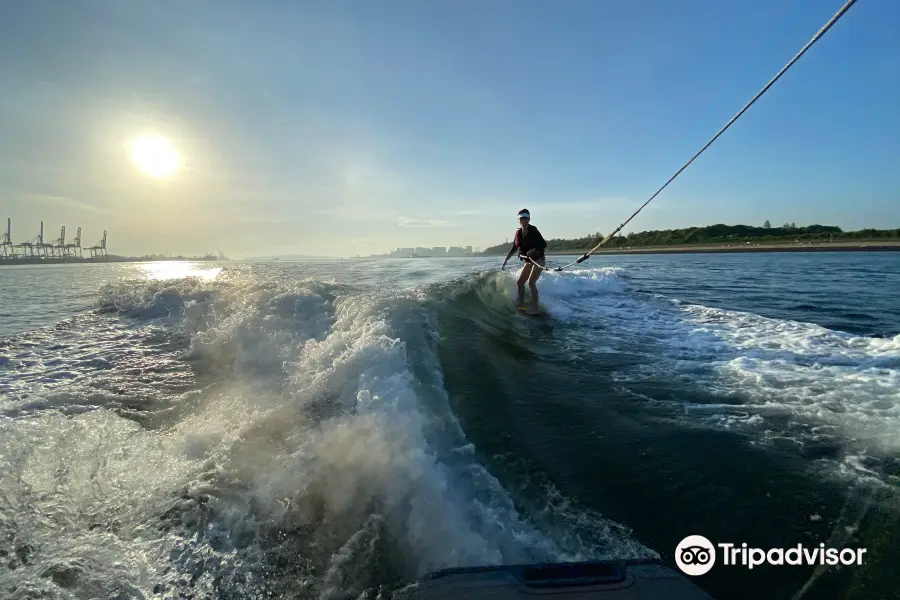 WAKEMUSTERS - School of Wakesurfing