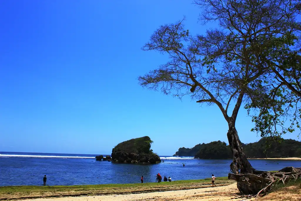 Kondang Merak Beach附近的飯店