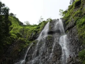 Водопады Амболи Уотер