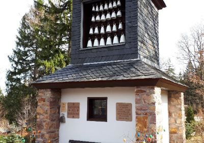 Glockenspiel mit Meißner Porzellanglocken im Ortsteil Bärenfels