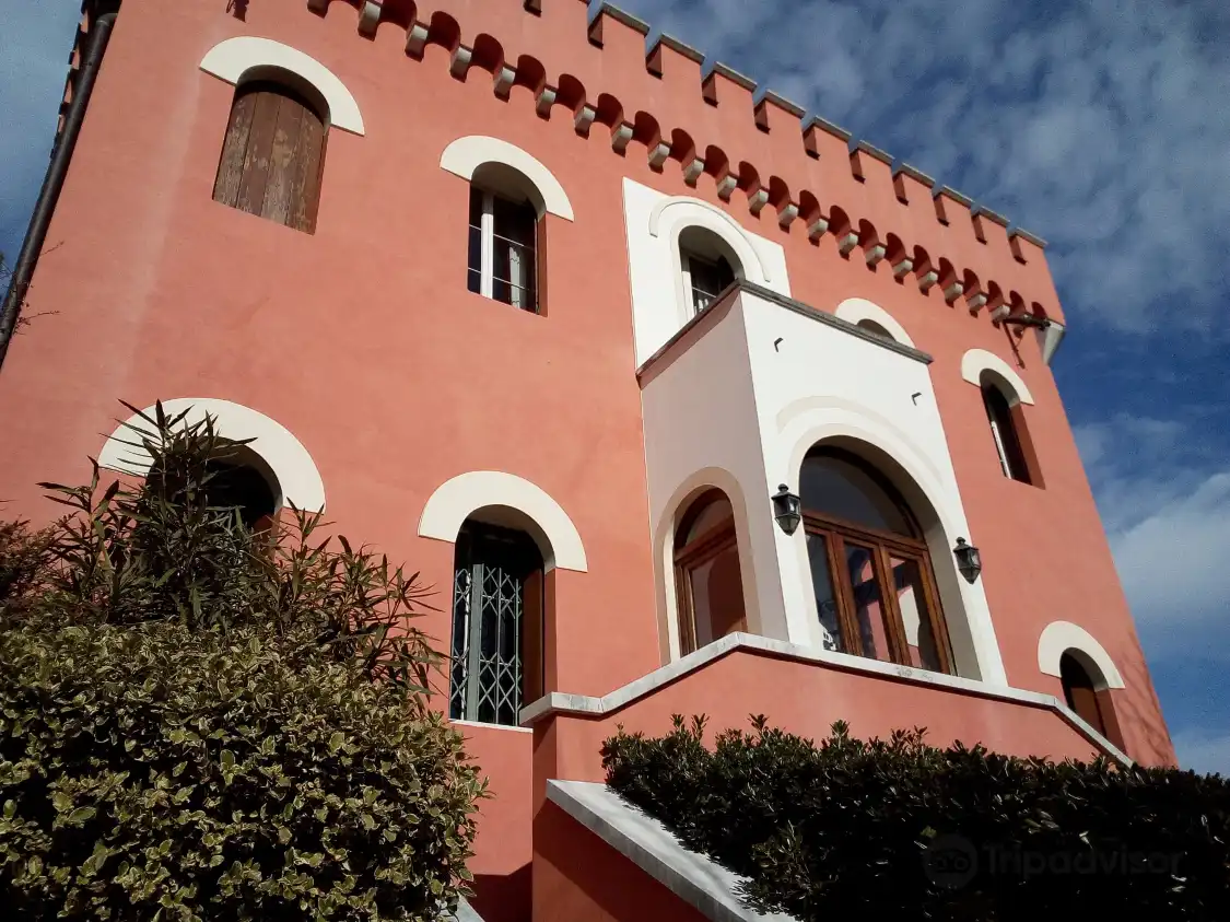 Hotels near Villa Van - Axel - Loredan sui ruderi del Casteller