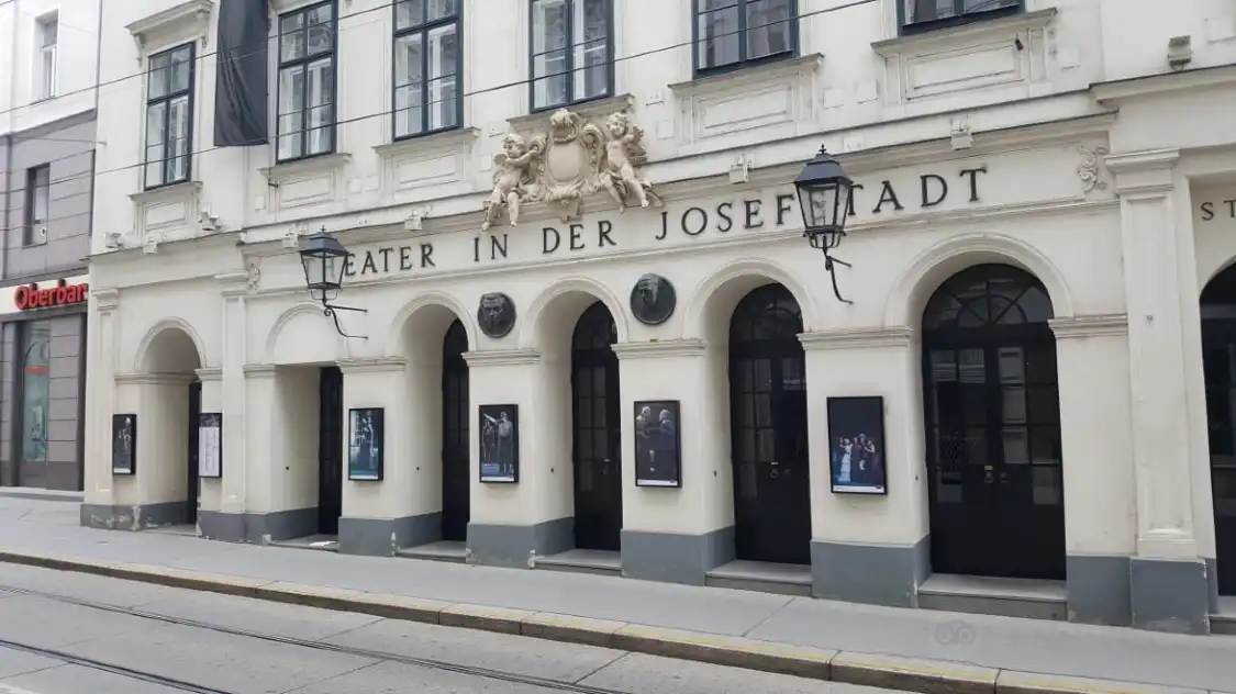 Hotels near Denkmal Max Reinhardt