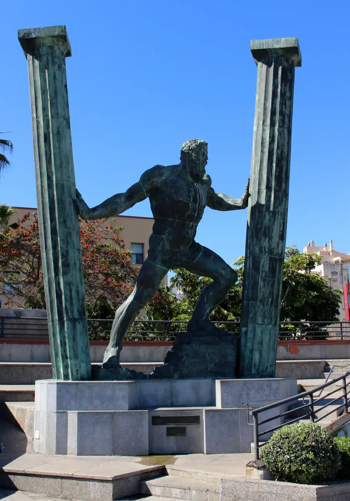 Hotel dekat Estatua de Hércules