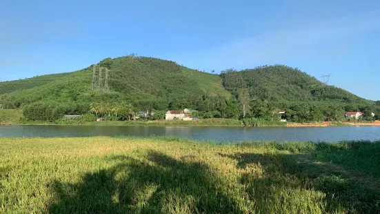 Khe Lau Lake
