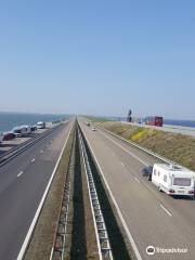 Monument op de Afsluitdijk