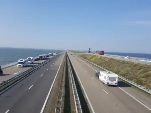 Monument op de Afsluitdijk