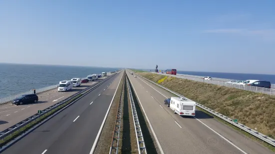 Monument op de Afsluitdijk