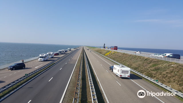 Monument op de Afsluitdijk