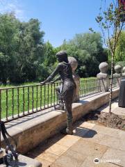 Estatua de Mujer Mirando al Río Arlanzón