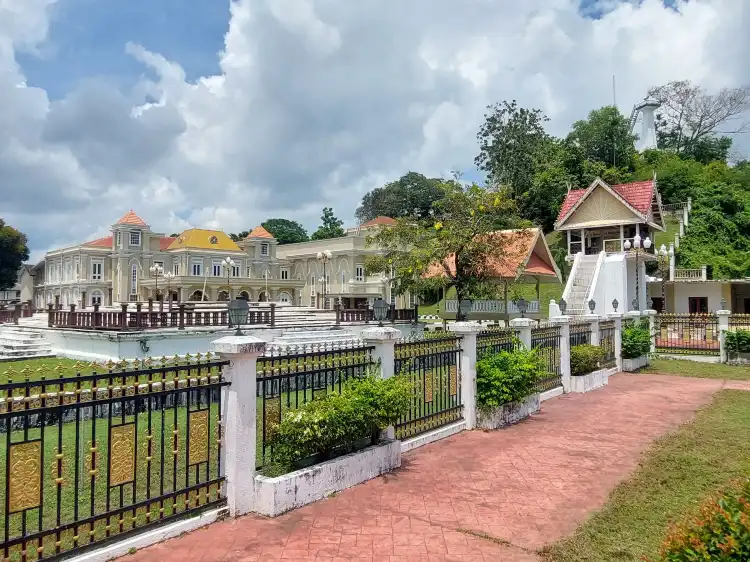 Hotel dekat Istana Maziah