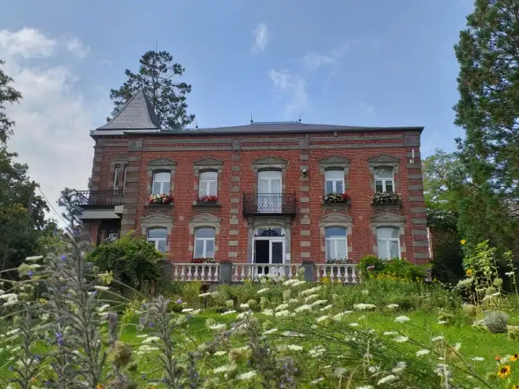 Hotels in Sains-du-Nord