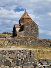 Памятник Ахтамар на берегу озера Севан