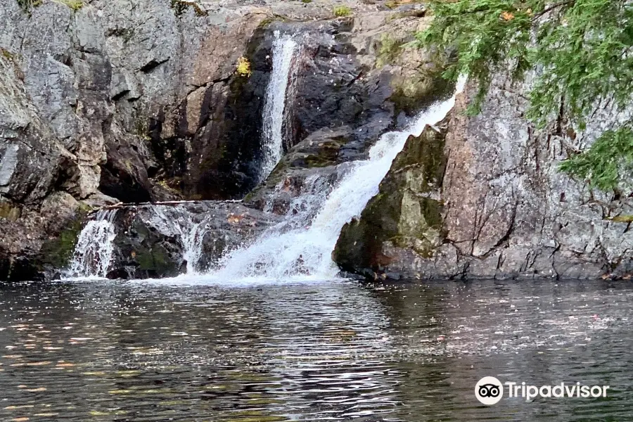 Crystal Falls Hiking Trail