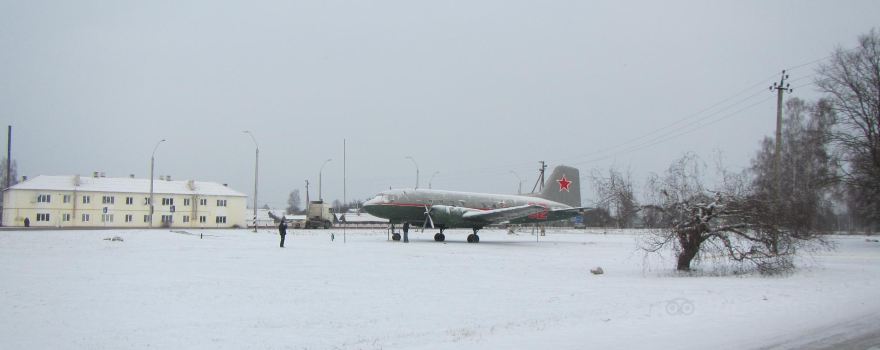 Самолет-памятник партизанскому аэродрому Ил-14Т
