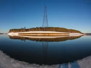 Torre de Shújov en el río Oká