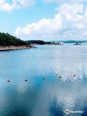 Broken Bow Lake