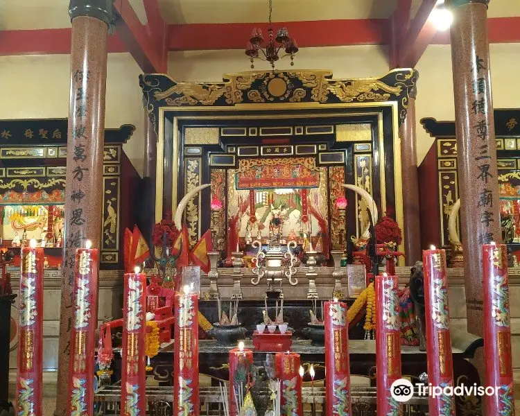 Chao Pho Thepharak-Chao Mae Thapthim Shrine