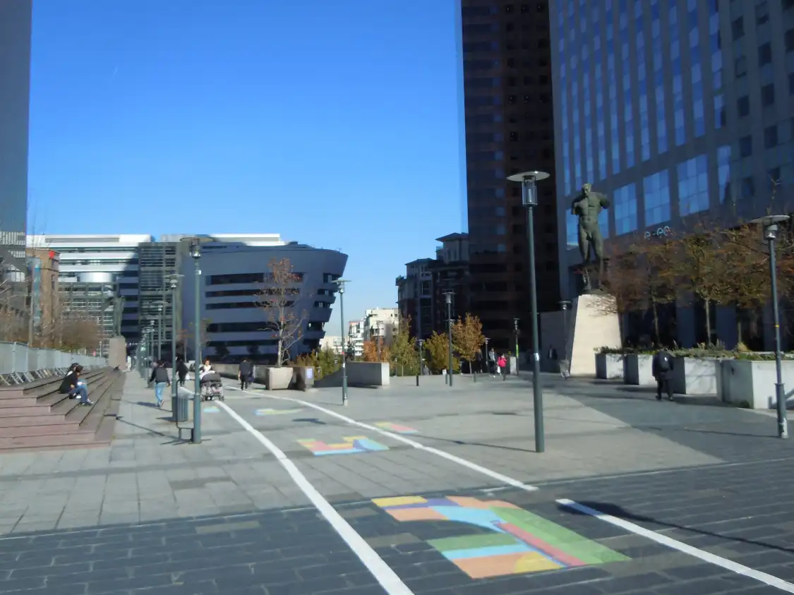 Hotels near Statue Icare