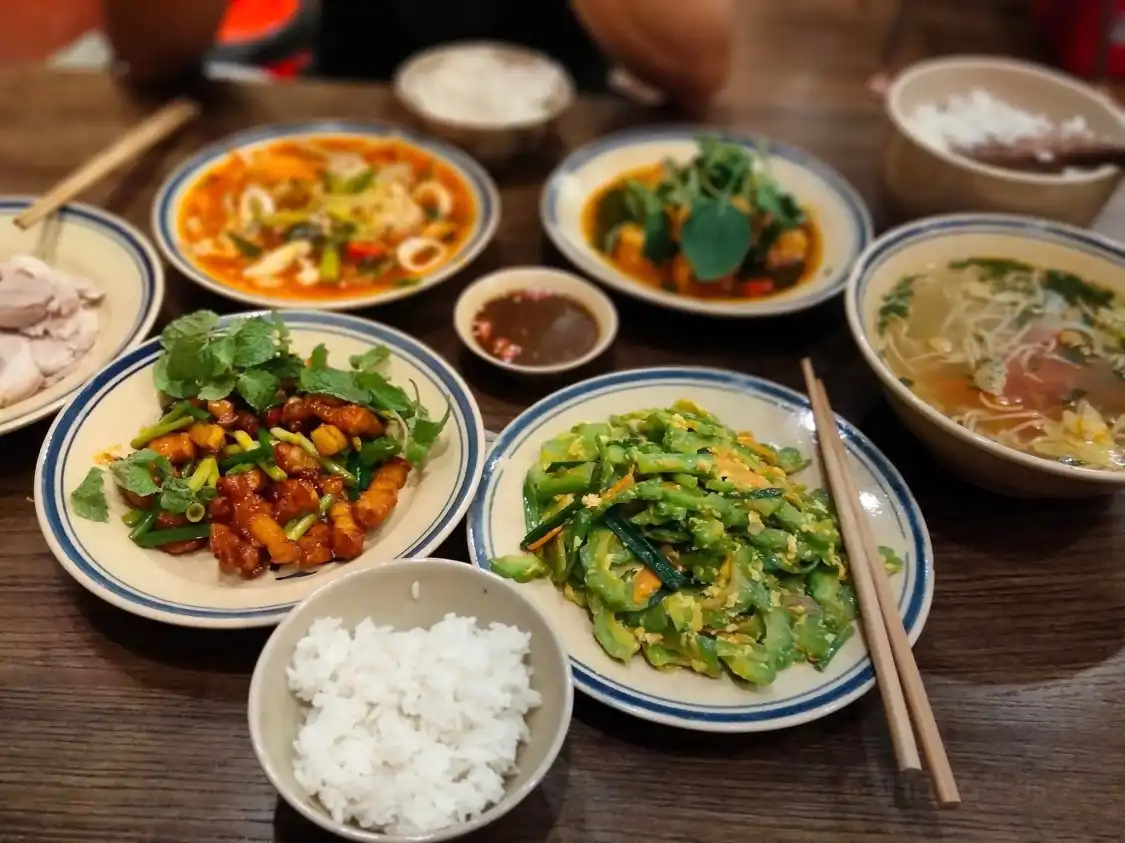 Hotels near Truc Bach lake