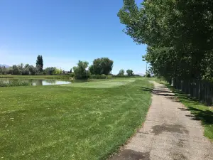 湖邊高爾夫場