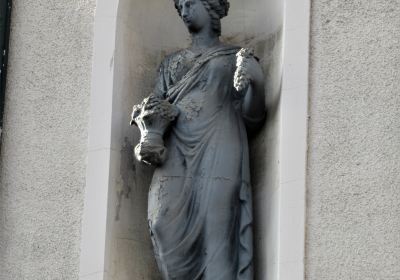 Statue de Femme dans son alcove