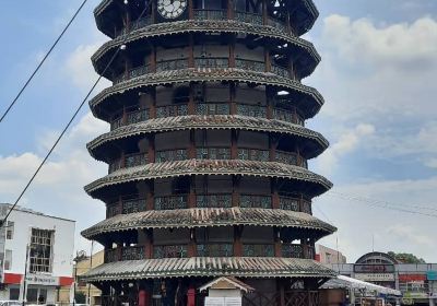 Torre inclinada de Teluk Intan