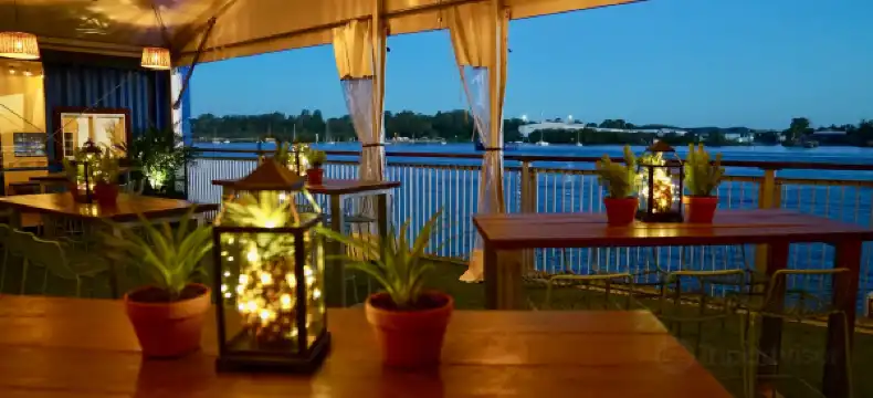 Hotels near Portside Wharf