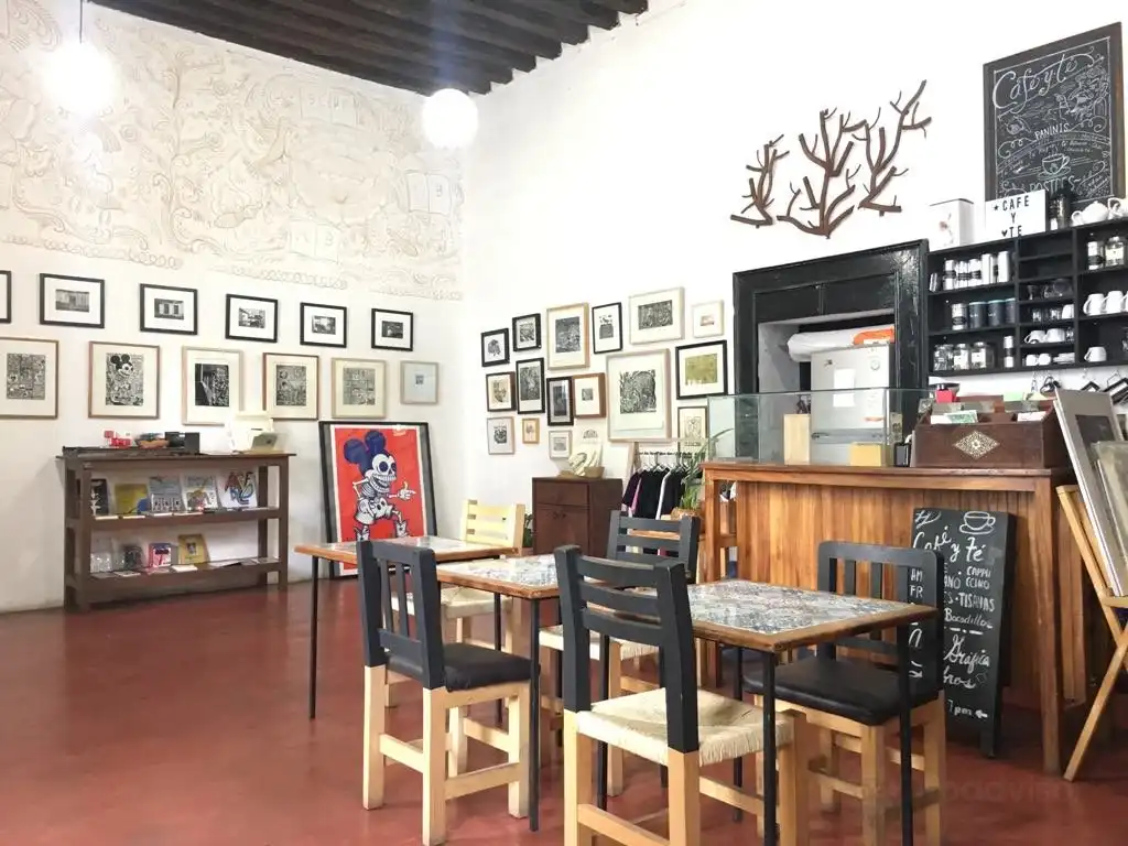 Hotels near La Mano Grafica