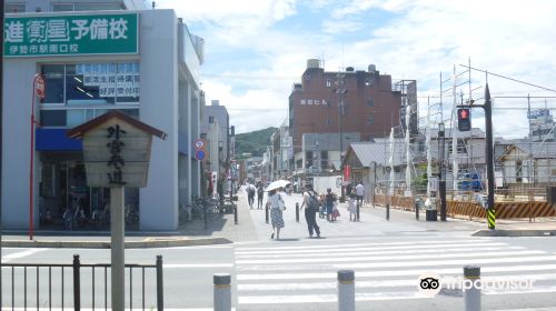 Geku-sando (Front Approach leading to Geku Outer Shrine)