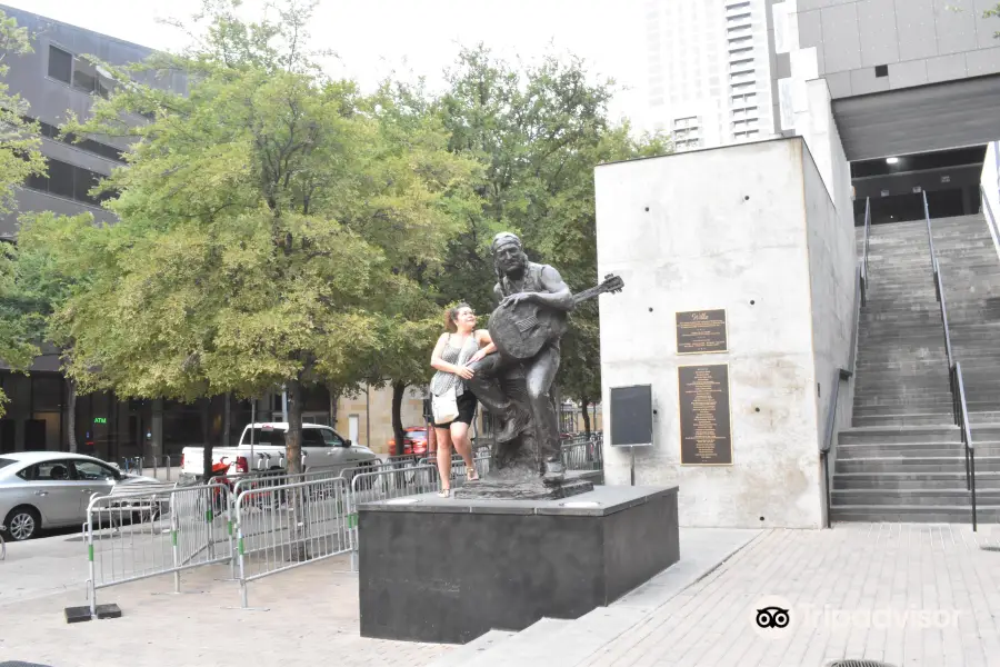 Willie Nelson Statue
