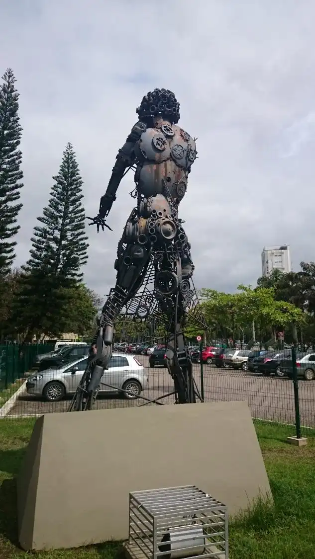 Отели рядом с достопримечательностью «Monumento à Rita Maria»