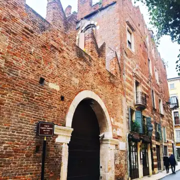 ロミオの家周辺のホテル