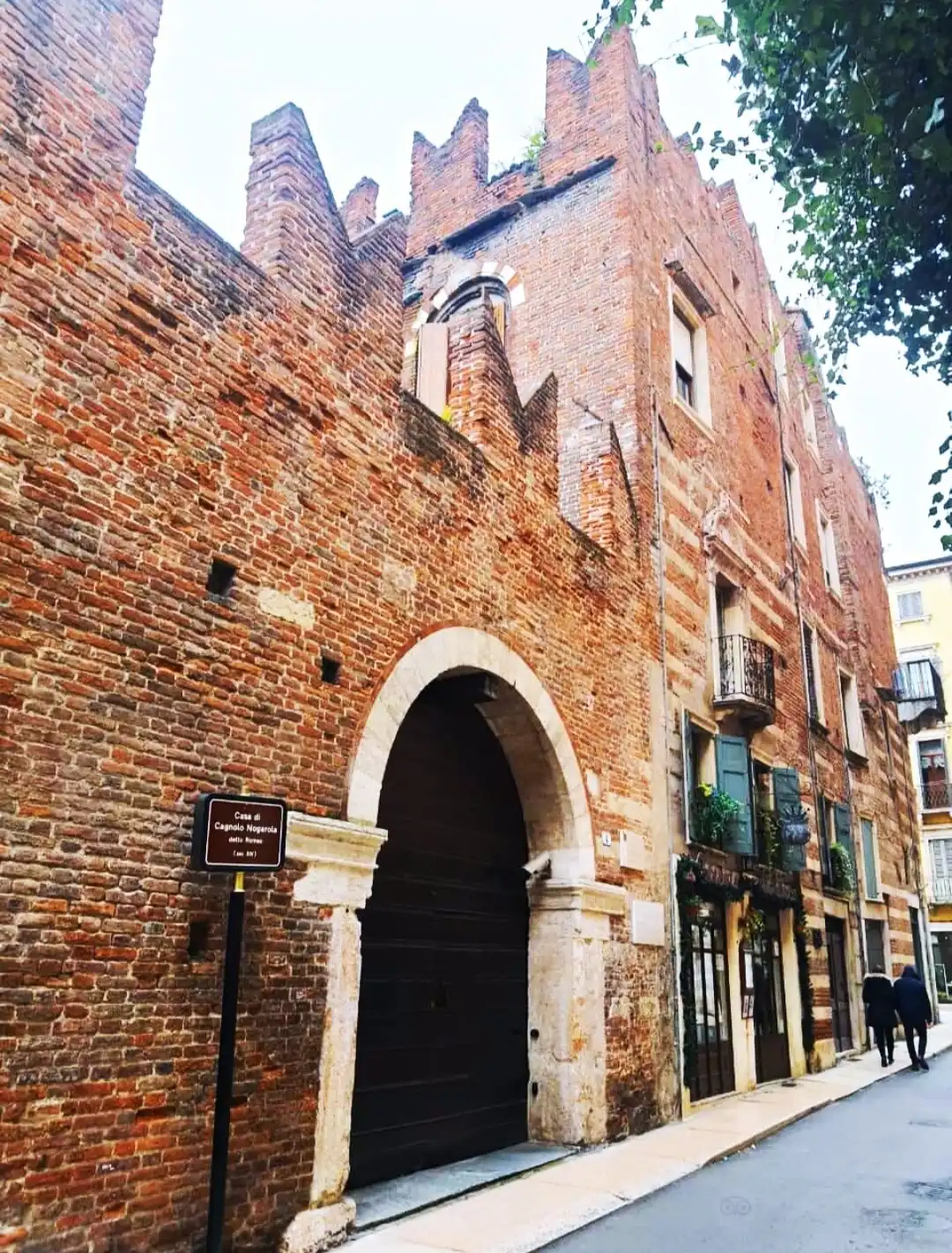 Hotels near Romeo's House