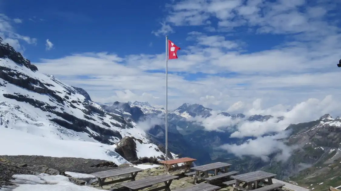 Hotels near Bluemlisalphutte SAC 2840m