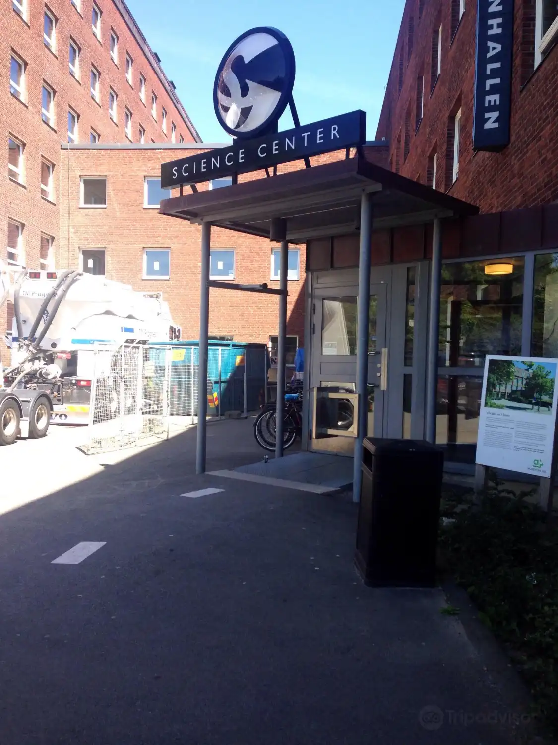 Hotels near Vattenhallen Science Centre