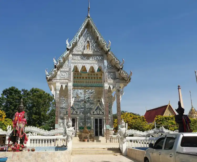 Hotels near Phichit Provincial Museum