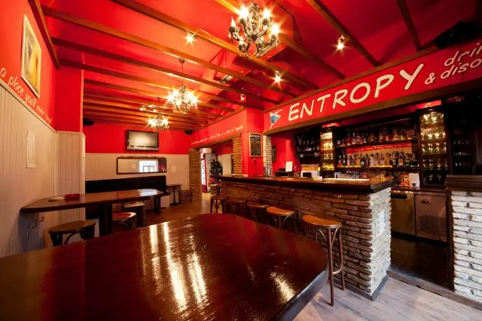 Hotel dekat Entropy Bar