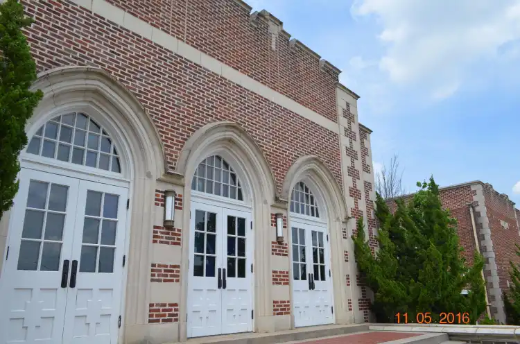Hotels near Farish Street Historic District