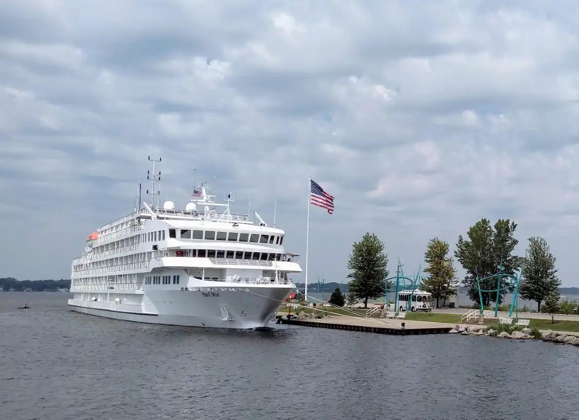 Hotels near Heritage Landing
