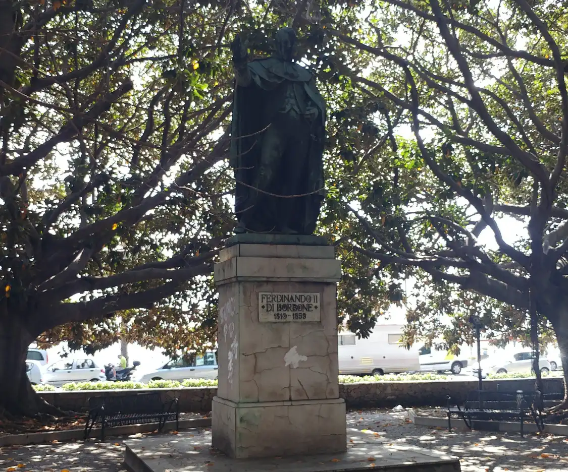 Hotel in zona Statua di Ferdinando II di Borbone