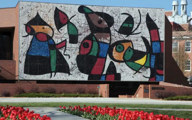Hotel dekat Ulrich Museum of Art