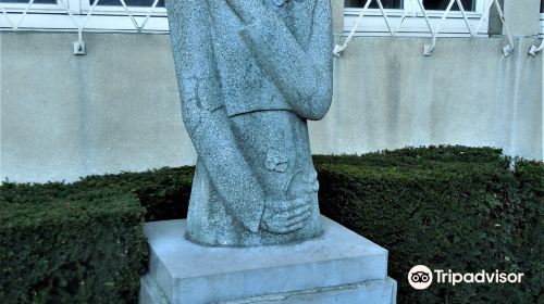 Groupe de cinq statues