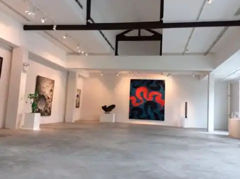 Art Plural Gallery周辺のホテル